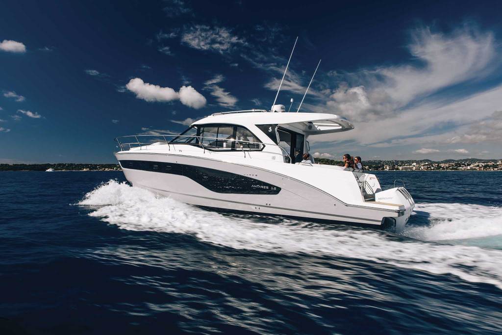 ANTARES-12-COUPE_IMAGE_EXTERIOR_RUNNING_FRANCE-(4) A large white luxury motor boat cruising in the ocean