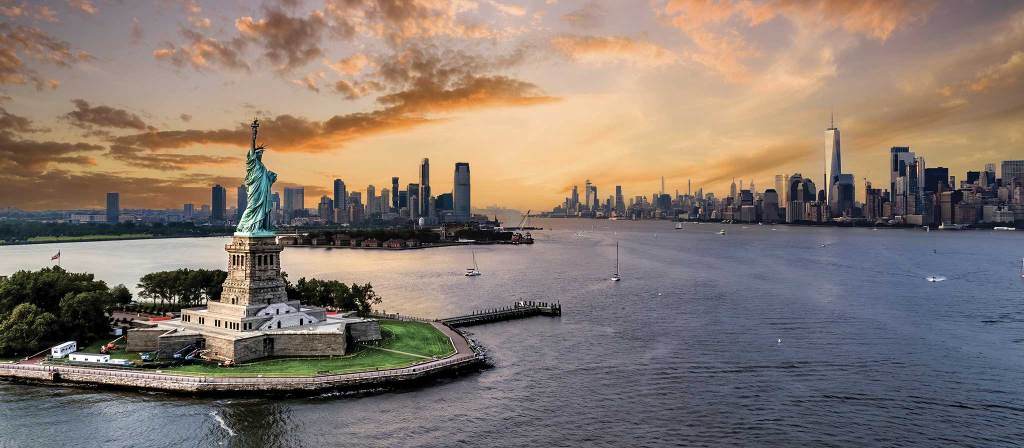 Journies-New-York-SND-2610-AdobeStock_467227662-2048x Tie up in Jersey City for views of the New York skyline, or in Manhattan to take in the Big Apple’s vibrant energy and culture. Adobe Stock