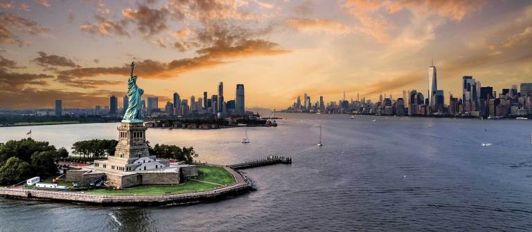 Journies-New-York-SND-2610-AdobeStock_467227662-2048x Tie up in Jersey City for views of the New York skyline, or in Manhattan to take in the Big Apple’s vibrant energy and culture. Adobe Stock