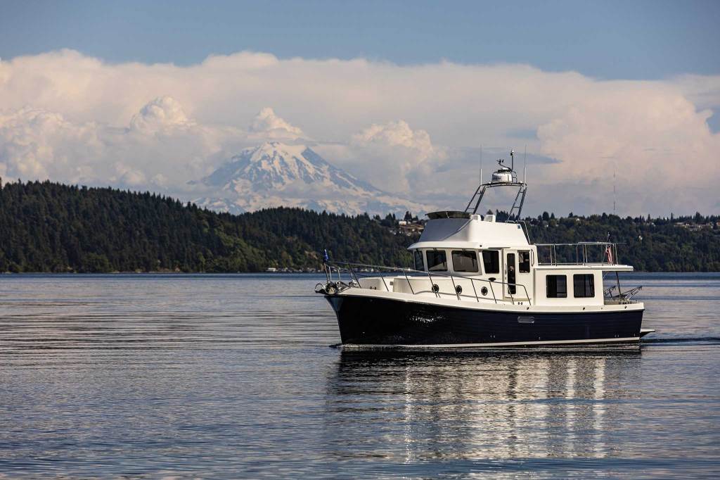 Kadey-Krogen-122A2615-2048 Tug boat surrounded by mountains